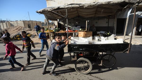 Жители на одной из улиц в сирийском городе Алеппо