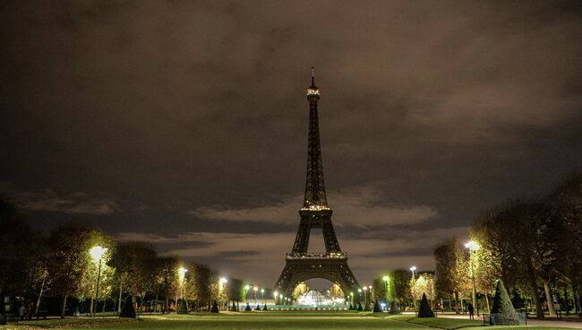 Эйфелева башня без ночной подсветки в память о жертвах крупнейшего в истории Франции террористического акта, произошедшего 13 ноября 2015 года в Париже