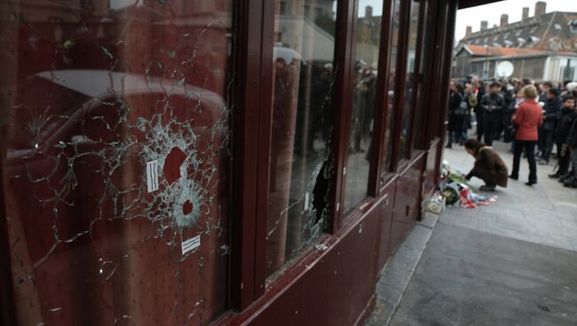 Поврежденные стекла в витрине ресторана Le Carillon в Париже, где произошел один из серии терактов