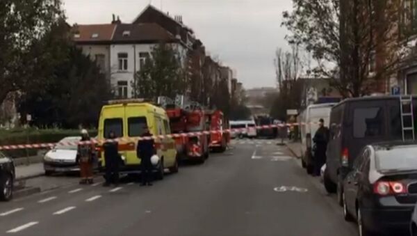 Полиция в поисках предполагаемого террориста перекрыла улицу в Брюсселе