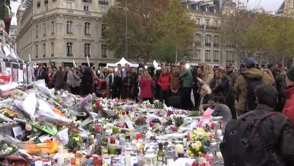Парижане несли цветы и свечи к статуе Республики в память о жертвах терактов