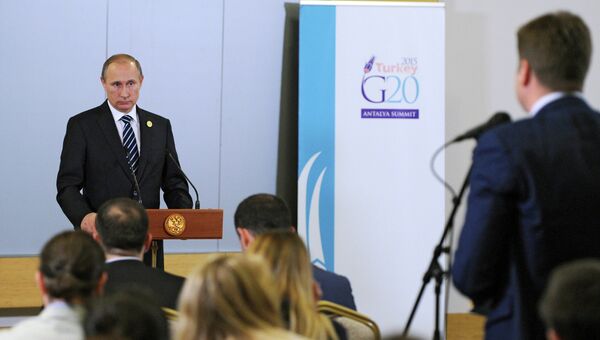 Президент России Владимир Путин во время подхода к прессе по итогам саммита Группы двадцати (G20) в турецкой Анталье