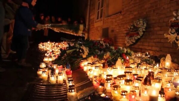 Марсельеза, свечи и флаги Франции – акции в поддержку Парижа по всему миру