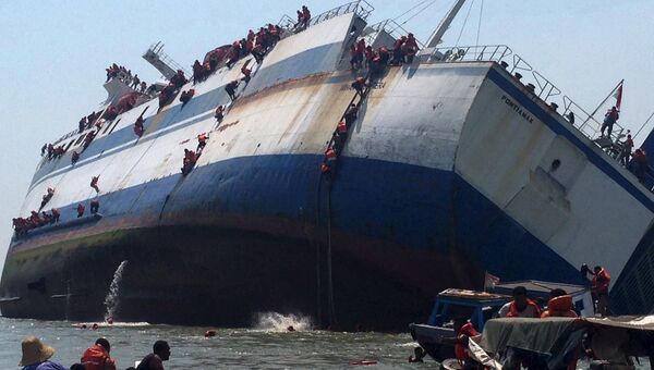 Морской паром KM Wihan Sejahtera перевернувшийся у берегов Индонезии