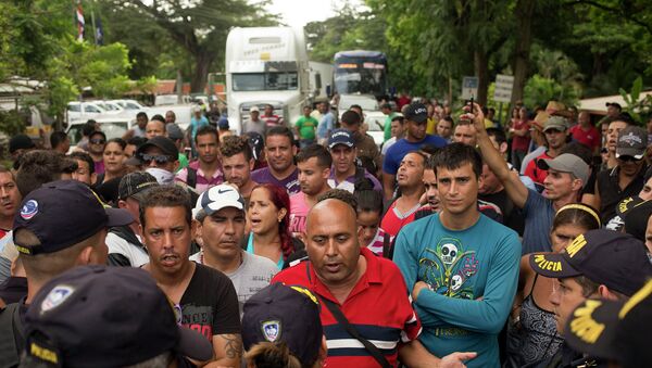 Кубинские беженцы на границе Никарагуа с Коста-Рикой