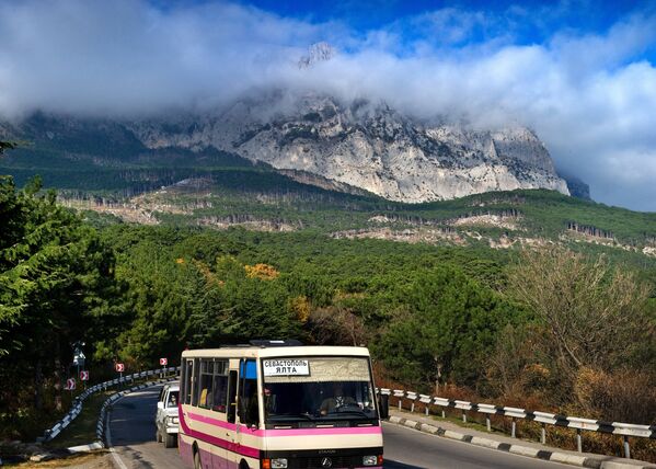Рейсовый автобус Севастополь-Ялта в окрестностях большой Ялты на участке дороги вблизи Алупки