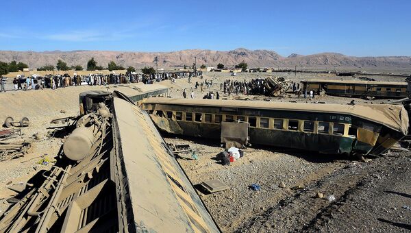 Сошедший с рельсов пассажирский поезд в Пакистане