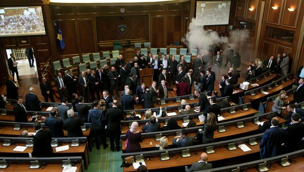 Активисты косовской оппозиции применили слезоточивый газ во время заседания парламента