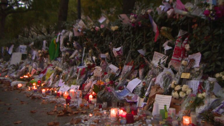 Парижане выложили стену из цветов напротив театра Батаклан