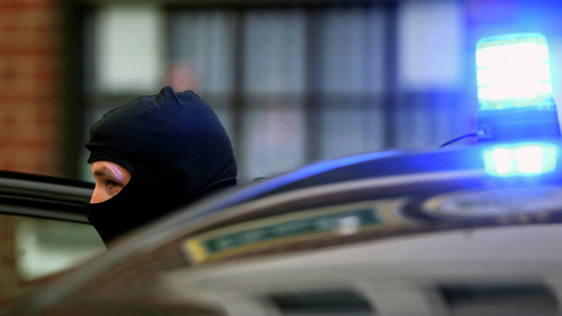 Немецкий полицейский в Альсдорфе во время операции по задержанию подозреваемых в теракте в Париже. 17 ноября 2015 - РИА Новости, 1920, 25.06.2021