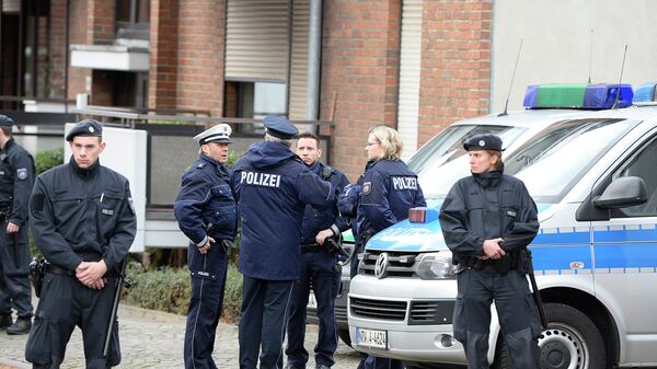 Немецкие полицейские в Альсдорфе после операции по задержанию подозреваемых в теракте в Париже. 17 ноября 2015. Архивное фото