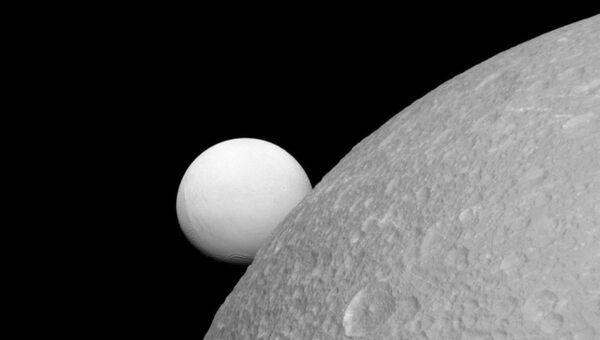 Новое изображение двух спутников Сатурна Дианы и Энцелада