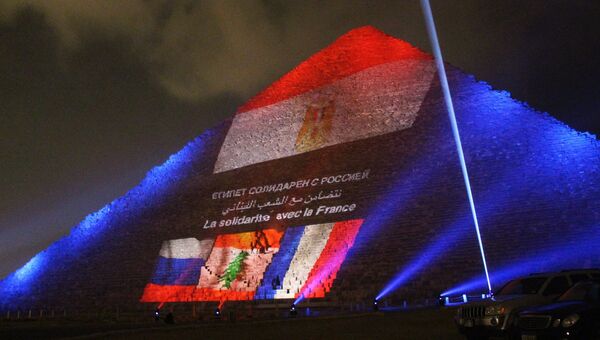 Пирамида Хеопса, подсвеченная цветами российского, французского, ливанского и египетского флагов во время акции памяти жертв крушения российского А321 и терактов в Париже и Бейруте. Архивное фото
