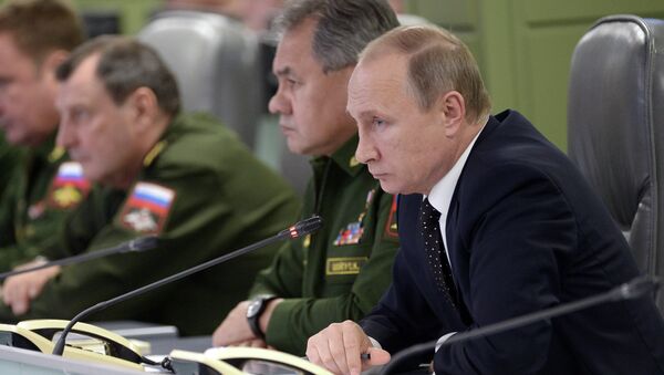 Президент России Владимир Путин и министр обороны РФ Сергей Шойгу во время посещения Национального центра управления обороной РФ
