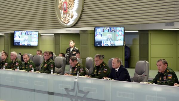 Президент России Владимир Путин во время посещения Национального центра управления обороной РФ