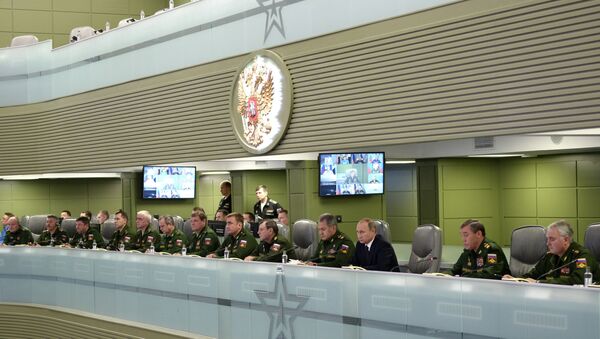 Президент России Владимир Путин во время посещения Национального центра управления обороной РФ