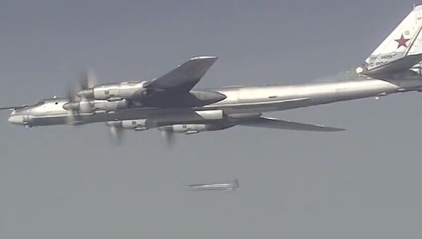 Самолет Ту-95 Военно-космических сил России наносит удар по объектам инфраструктуры ИГ в Сирии
