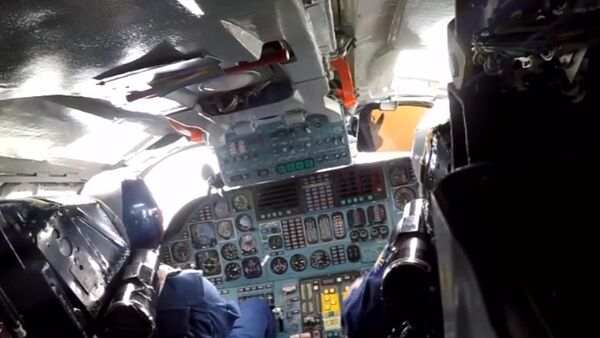 Пилоты в кабине самолета Военно-космических сил России во время боевого вылета для нанесения удара по объектам инфраструктуры ИГ в Сирии