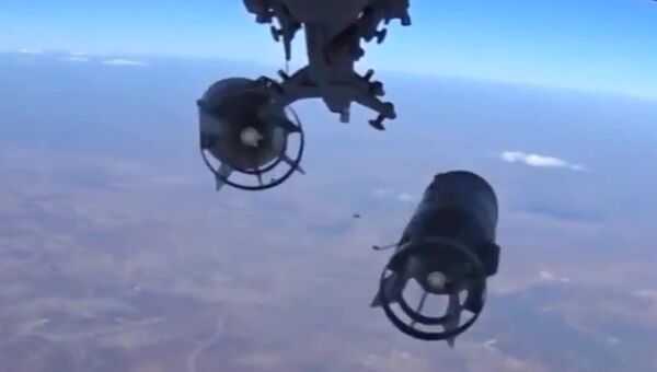 Снаряды самолета Военно-космических сил России, вылетевшего для нанесения массированного удара по объектам инфраструктуры ИГ в Сирии. Архивное фото