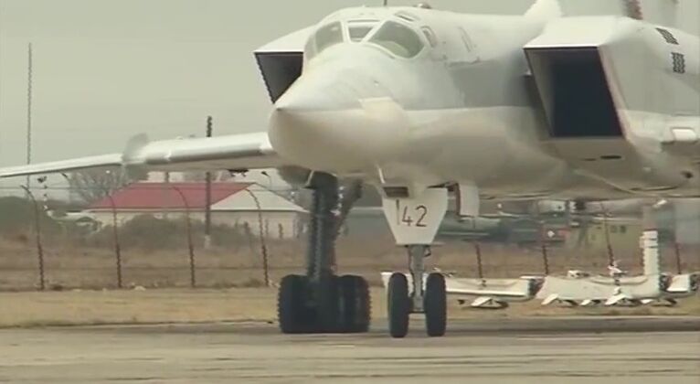 Самолет Ту-22 М3 Военно-космических сил России после боевого вылета для нанесения удара по объектам инфраструктуры ИГ в Сирии