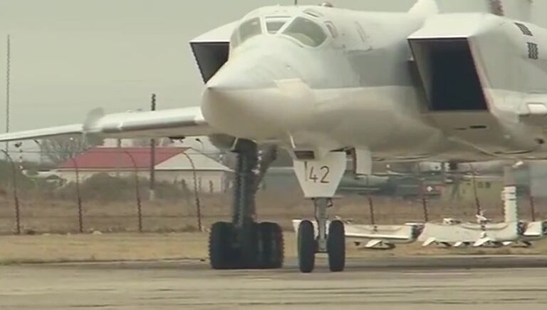 Самолет Ту-22 М3 Военно-космических сил России после боевого вылета для нанесения удара по объектам инфраструктуры ИГ в Сирии