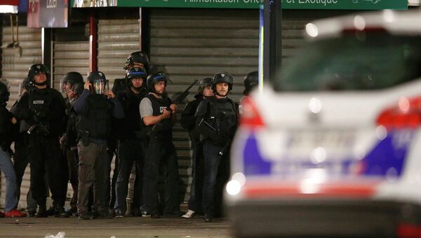 Полиция Франции во время перестрелки в районе Сен-Дени