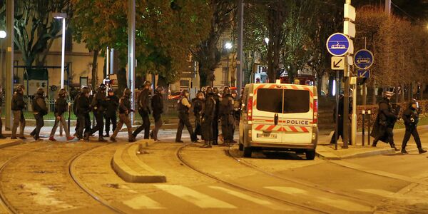 Полиция Франции во время операции в районе Сен-Дени