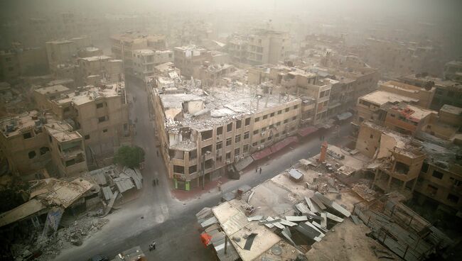 Вид на разрушенные здания в городе Дума, Дамаск. Архивное фото