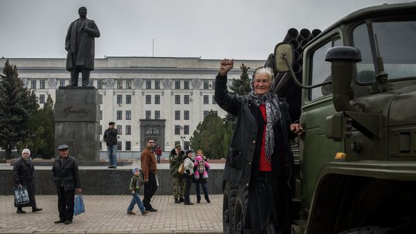 Жители Луганска на площади Ленина. Архивное фото