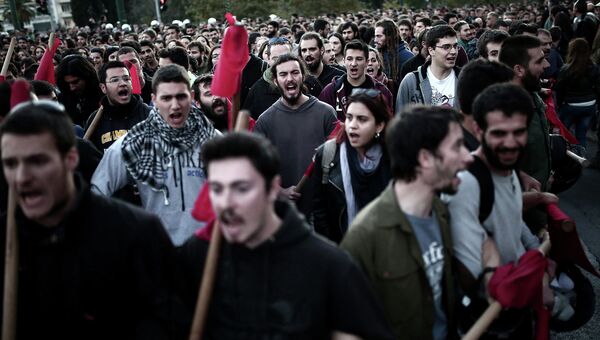 Марш в центре Афин, чтобы почтить память студентов восстания 1973 года