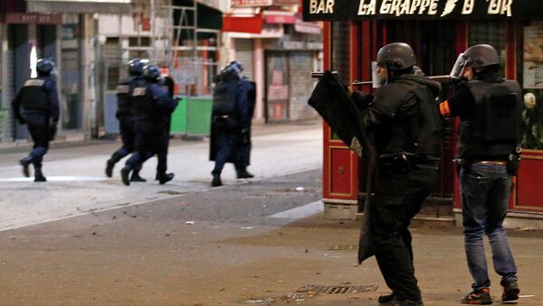 Полиция Франции во время операции в районе Сен-Дени. Архивное фото