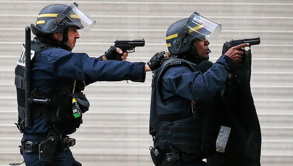 Полиция Франции во время операции в районе Сен-Дени, Париж