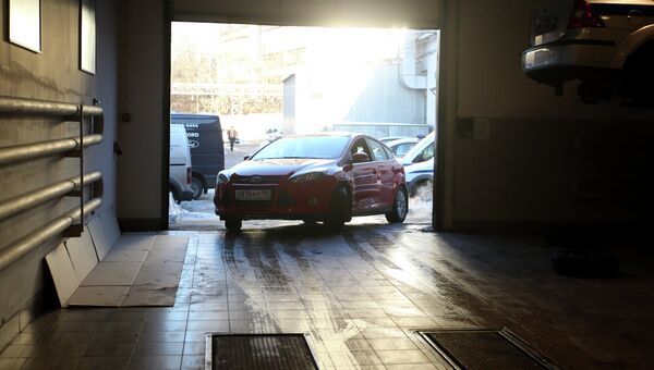Автомобиль выезжает из сервисного центра Форд-Независимость после прохождения процедуры технического осмотра. Архивное фото