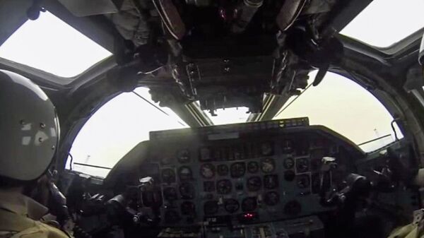 Пилот в кабине бомбардировщика-ракетоносеца Ту-22 М3 ВКС РФ во время боевого вылета для нанесения массированного удара по объектам инфраструктуры ИГ в Сирии