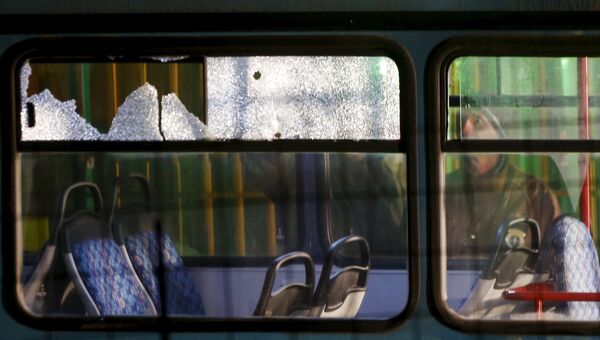 Разбитые стекла автобуса после стрельбы в Сараево