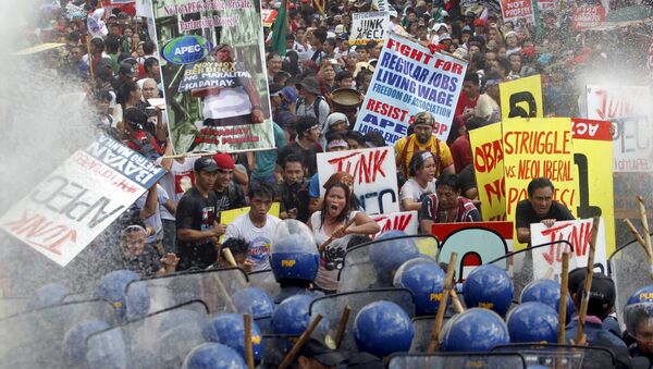Полиция пытается сдержать натиск протестующих против саммита АТЭС в Маниле