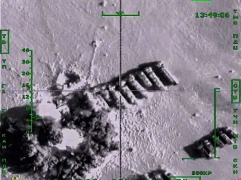 Самолеты российских Воздушно-космических сил нанесли авиационный удар по колоннам бензовозов, перевозящих нефтепродукты в интересах террористических организаций, в Сирии