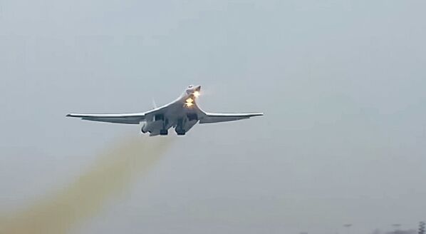 Стратегический бомбардировщик-ракетоносец Ту-160 ВКС России во время боевого вылета для нанесения удара по объектам инфраструктуры ИГ в Сирии