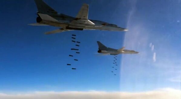 Бомбардировщик-ракетоносец Ту-22 М3 ВКС России во время нанесения массированного удара авиабомбами ОФАБ-250-270 по объектам инфраструктуры ИГ в Сирии