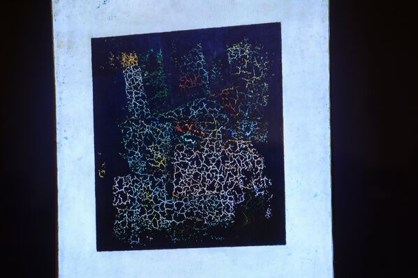 Изображение на экране картины Черный супрематический квадрат художника Казимира Малевича