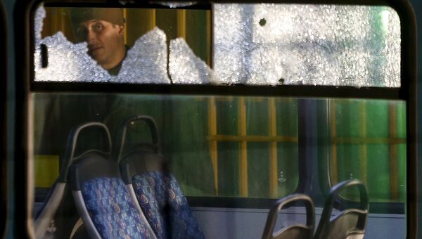 Разбитые стекла автобуса после стрельбы в Сараево