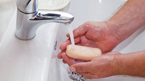 Мужчина моет руки