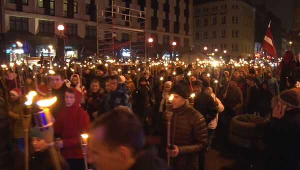 Тысячи человек с горящими факелами прошли по Риге в День независимости