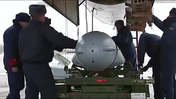 Загрузка крылатой ракеты в стратегический бомбардировщик-ракетоносец Ту-95 Военно-космических сил России перед боевым вылетом самолета для нанесения авиаудара по объектам ИГ в Сирии
