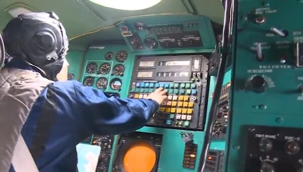 Пилот в кабине стратегического бомбардировщика-ракетоносца Ту-95 Военно-космических сил России. Архивное фото