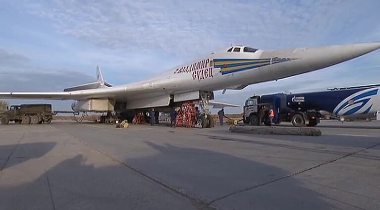 Бомбардировщик-ракетоносец Ту-160 Военно-космических сил России перед боевым вылетом для нанесения авиаудара по объектам ИГ в Сирии