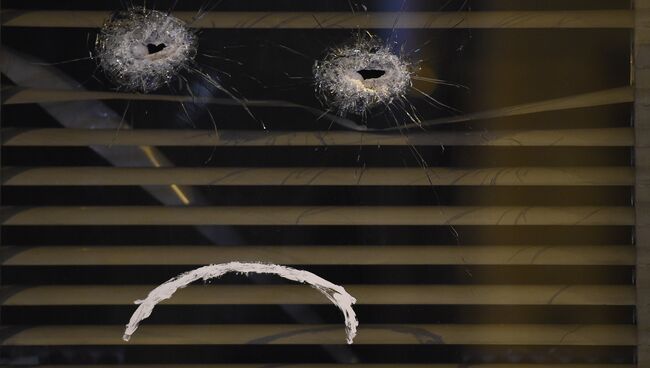 Отверстия от пуль в окне ресторана Belle Equipe на месте одного из терактов в Париже. Архивное фото