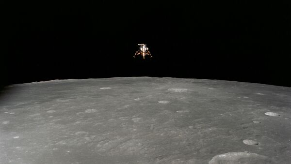 Снимок спускаемого модуля космического корабля Аполлон 12