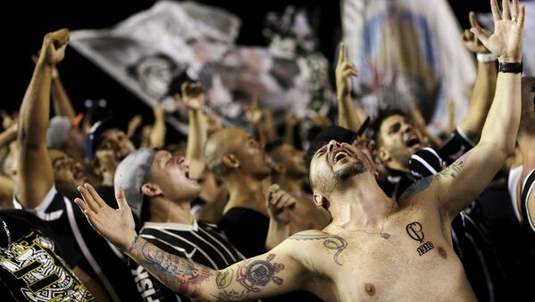 Футбольные фанаты празднуют победу Corinthians на стадионе в Рио-де-Жанейро