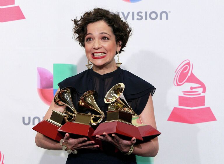 Мексиканская певица Natalia Lafourcade на церемонии вручения Latin Grammy Awards в Лас-Вегасе. Ноябрь 2015